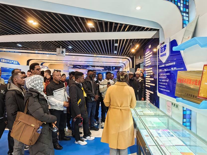 軟件工程留學生赴武漢、深圳參訪，深入體驗中國科技創新——武漢軟件開發的實踐與啟示